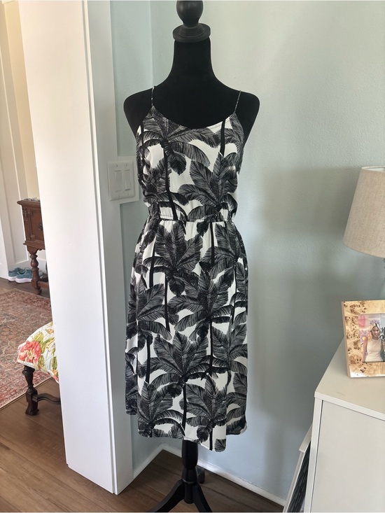 Dresses & Skirts - Black & White Palm-Print Spaghetti Strap Dress size 4